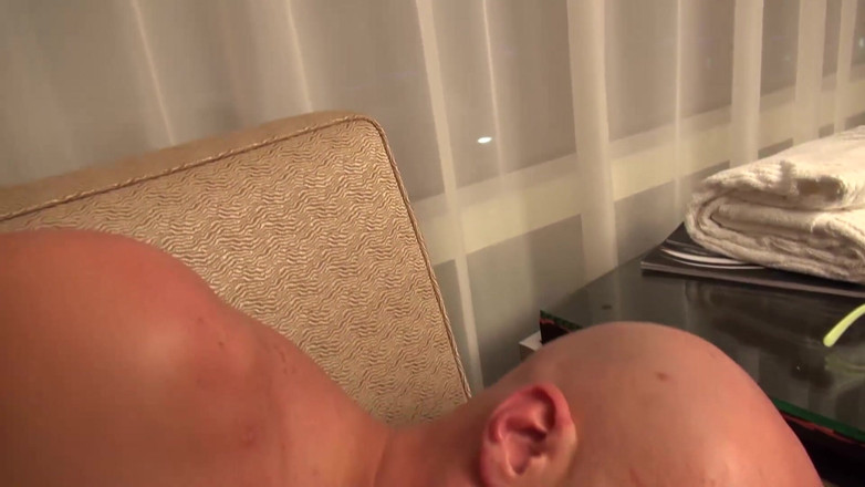 Pure Media Enterprises: Superba Rahele Richey este futută în camera ei de hotel