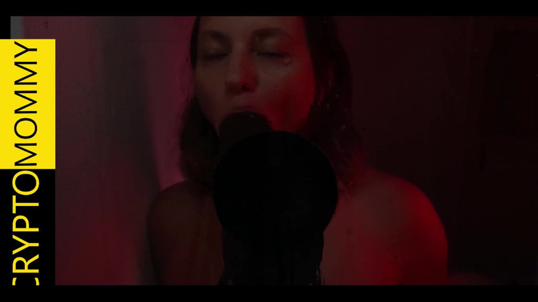Crypto Mommy: Milf lambendo os olhos esguichando na garganta profunda