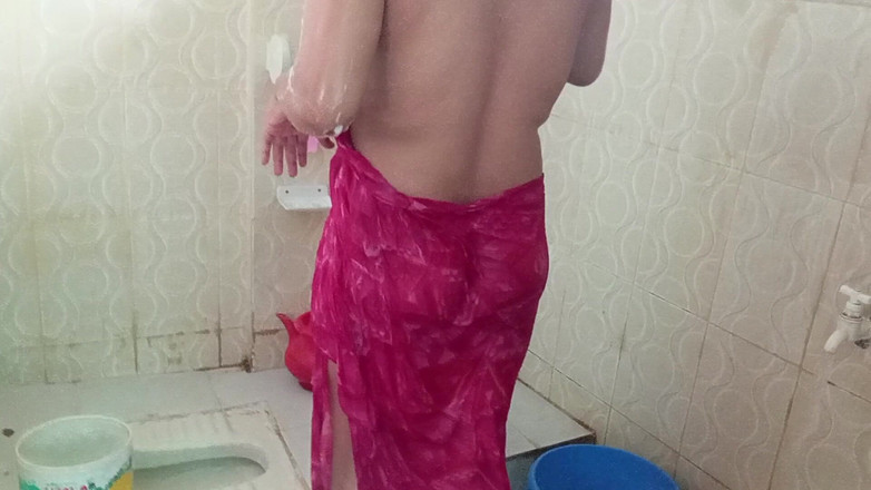 Sumahomesex: Bhabhi thay váy trong nhà vệ sinh khách sạn