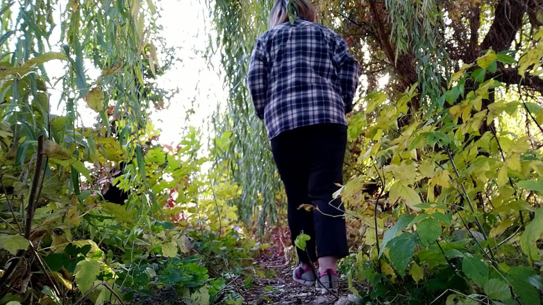 Elena: Pisse puissante en plein air par une belle-mère russe