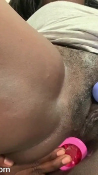 Buttplug tief in meinem arsch stimuliert meine kitzler-muschi-füllung