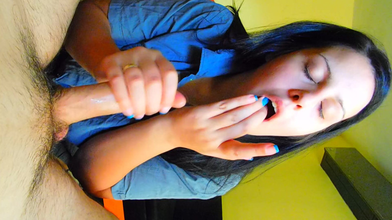 Young_strawberry: Stiefmutter mit dicken titten erwischt ihren stiefsohn beim wichsen, lutscht...