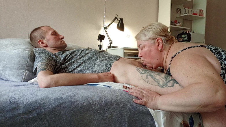Zona901: Schoonmoeder zuigt voorzichtig aan een lul totdat ik klaarkom