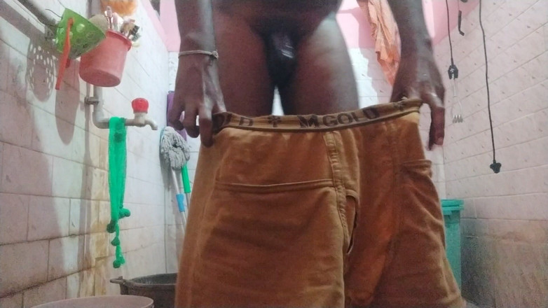 Tamil 10 inches BBC: Kamar mandi desi