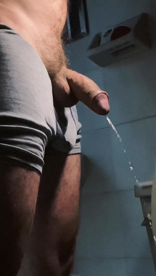 Latin mature king: Người đàn ông macho đi tiểu với con cặc lớn của anh ấy