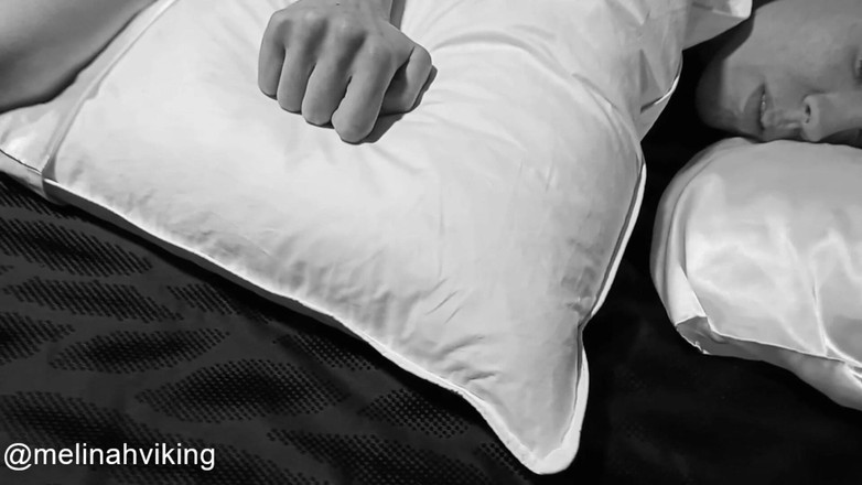 Melinah Viking: Permainan fetish kaki satin