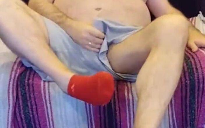 beardaddychub: Bear Red Sox ile mastürbasyon yapıyor! (büyük zenci yarağının yardımıyla)