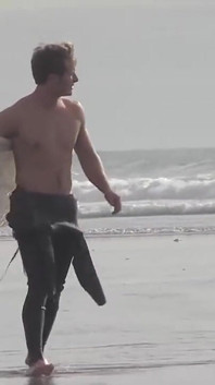 Brandon parker si cowok pantai rambut pirang lagi asik muncrat di pantai
