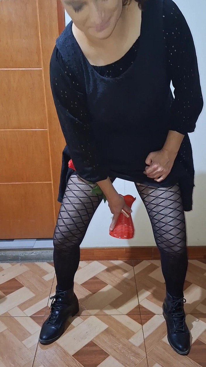 Agnes Swallow: 彼女は花瓶に小便をする