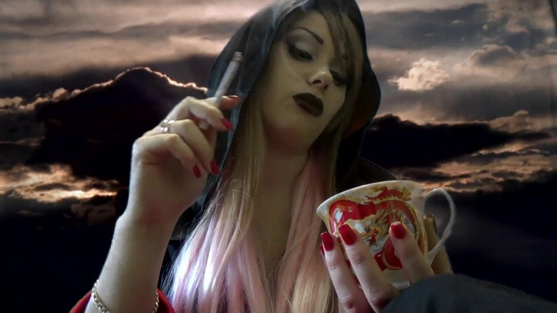 Goddess Misha Goldy: El vampiro de giganta malvada hará un poco más agujeros...