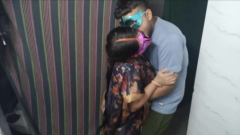 Hindi-Sex: Gospodină indiană cu țâțe mari futută în sari, țâțe sărind în sus și în jos