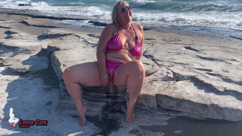 Lena Cox: Nimfomană în bikini se masturbează pe plajă - orgasme riscante cu ejaculare