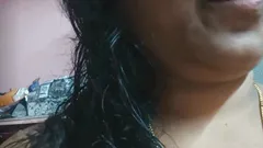 Tami Ponnu în baie frumusețe naturală buze sexy