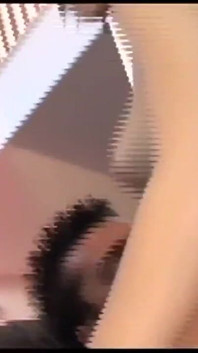 Hete brunette meid houdt van de grote pik van haar vriendin en zuigt hem graag voordat ze wordt gepenetreerd