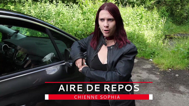 chienne sophia: Я трахаю незнакомца в лесу