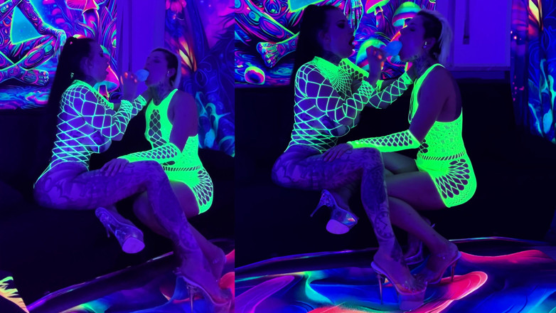 MissAlessaMilano: Neon Light with 2 Crazy Girls