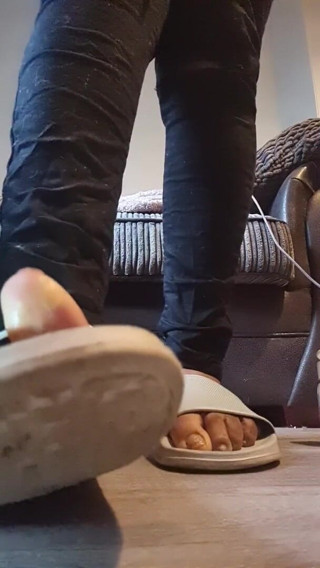 Simp to my ebony feet: Giantess sandał miażdżyć