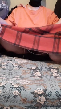 Film izlerken üvey annem ilk kez kız arkadaşımın yanında riskli bir şekilde vajinama mastürbasyon yapmaya başladı