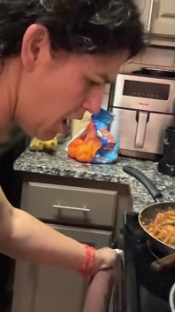Würzige tradwife life - interracial paar fickt in der küche, während sie sein abendessen Psilo siren Matt bishop kocht