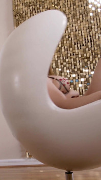 Горячий стриптиз и соблазняет киску На стуле Carmen Valentina