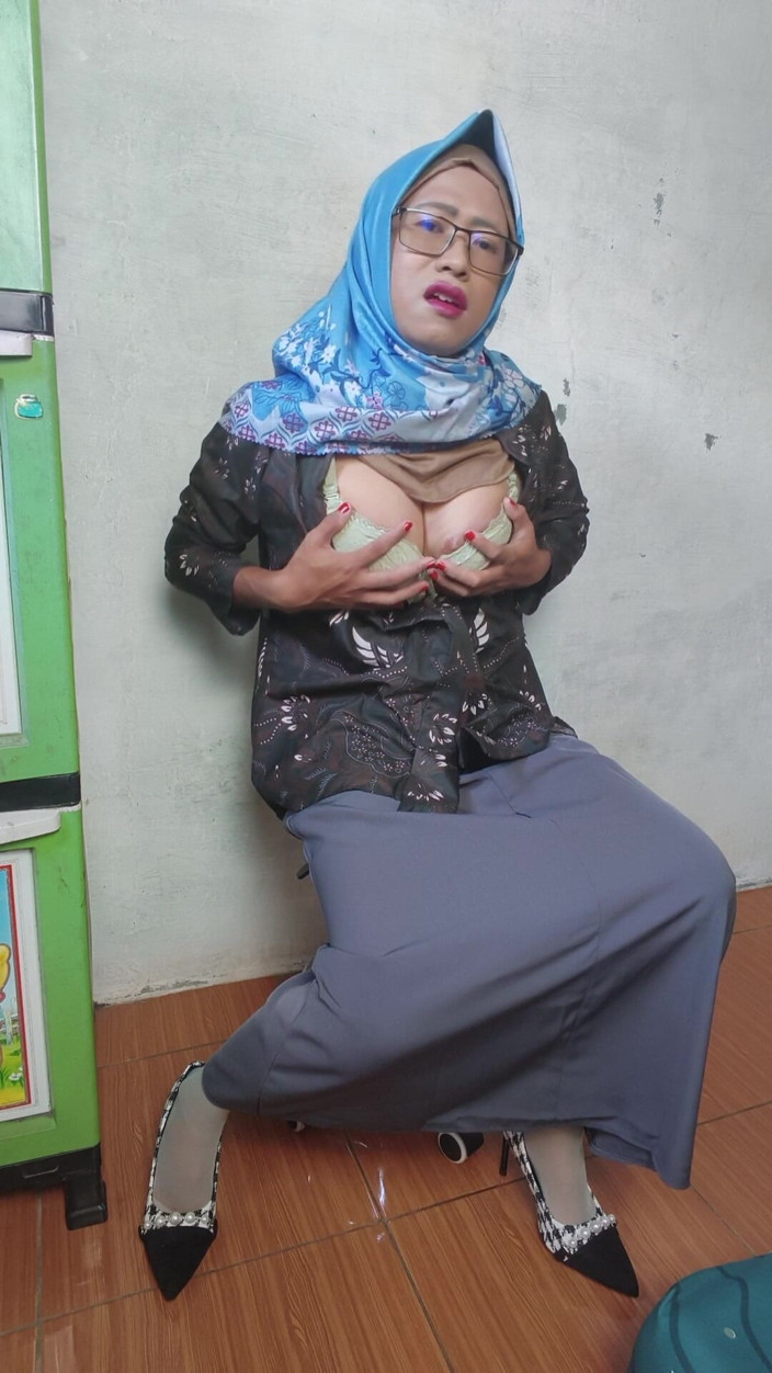 Mitha Zhe: Procace hijab trans si masturba fino a quando non viene
