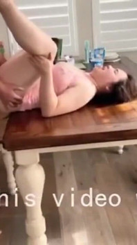 Foda-se Minha Empregada Chinesa Com Tesão Na Boca E Buceta Na Mesa De Jantar