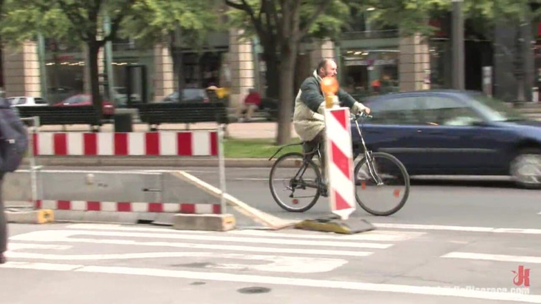 Public Disgrace by Kink: La passeggiata del cane