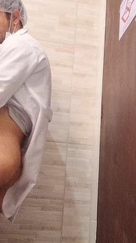 医師と看護師は、シフト中に病院のトイレで抵抗してセックスすることはできません