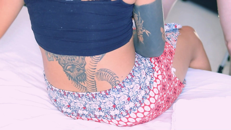 Ellie pink: Potetovaná sexy holka školačka ošukaná na misionáře po hodině