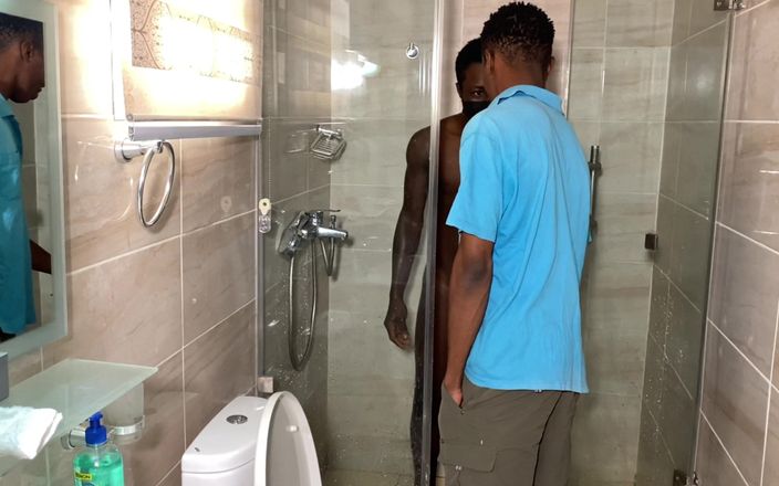 Funfor10k gay videos: Meu namorado com tesão me masturba no chuveiro