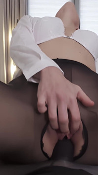 Il baise une bite en nylon et en suce le sperme
