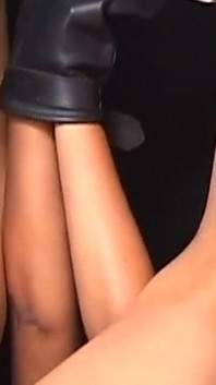 Bağlı iri güzel orta yaşlı seksi kadın sert şaplak yiyor ve götüne boşalıyor