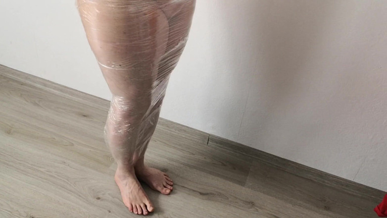 Bouncy Tits Action: Wickel mich in folie ein
