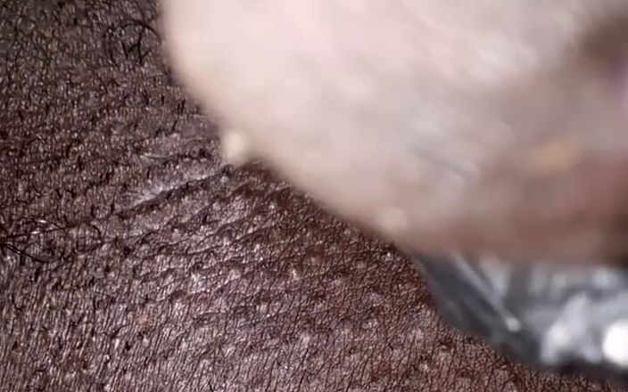 bigBlackie699: 20-летний африканский паренек с большим хуем играет с его большим черным членом-монстром для белой киски