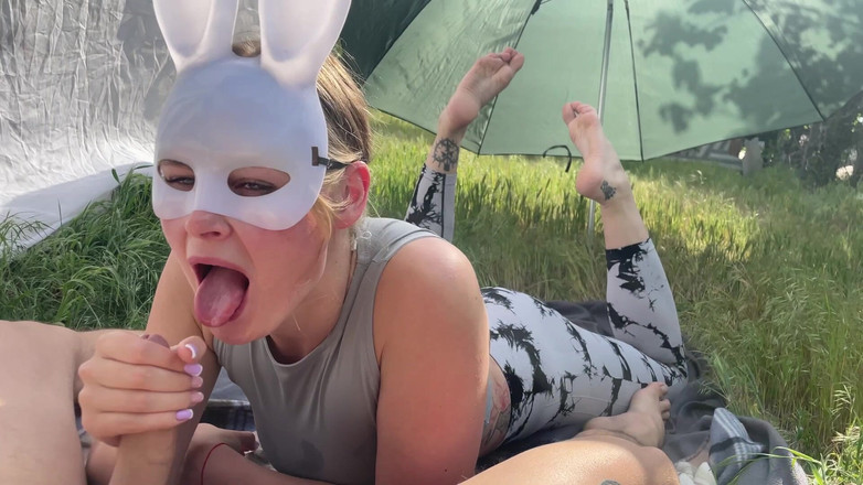 HotPrincessUA: Záhadná dívka mě vysála na dvoře