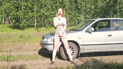 Kiara Night: Fată sexy linge acadea și își masturbează pizda în aer liber lângă mașină