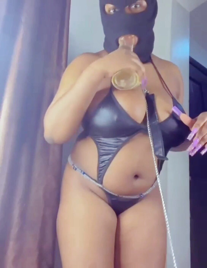 PlumieReal: Šukal jsem si kundičku, dokud stříkám v mém BDSM oblečení