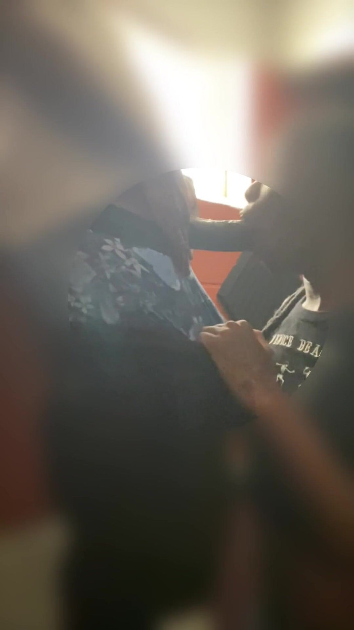 Purge_her: Jej chłopak prawie przyłapał ją na ssaniu mojego penisa. Usłyszała,...