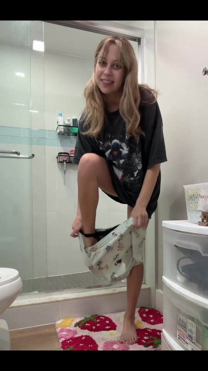 Tiffstreatsxoxo: Power Čůrání na záchodě !! Musel to jít tak zlé