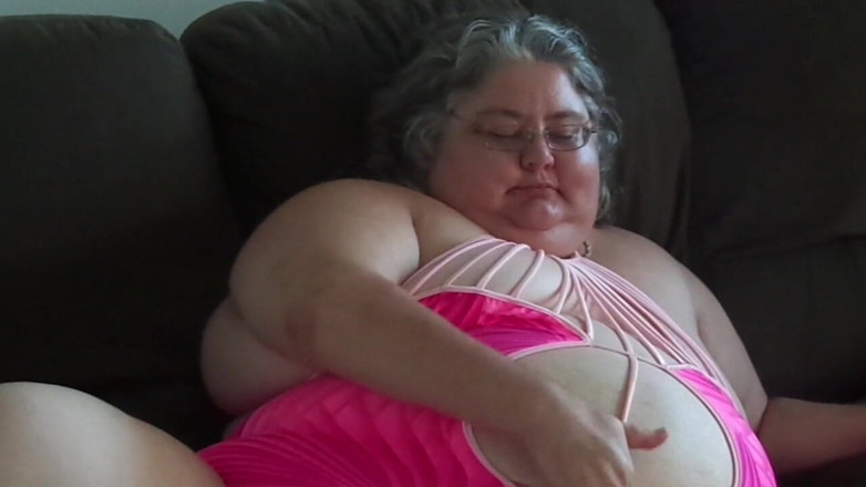 BBW nurse Vicki adventures with friends: かわいいピンクのスパンデックスワンピースのナースヴィッキーがあなたのためにストリップ、お腹を揉み、オナニーします!