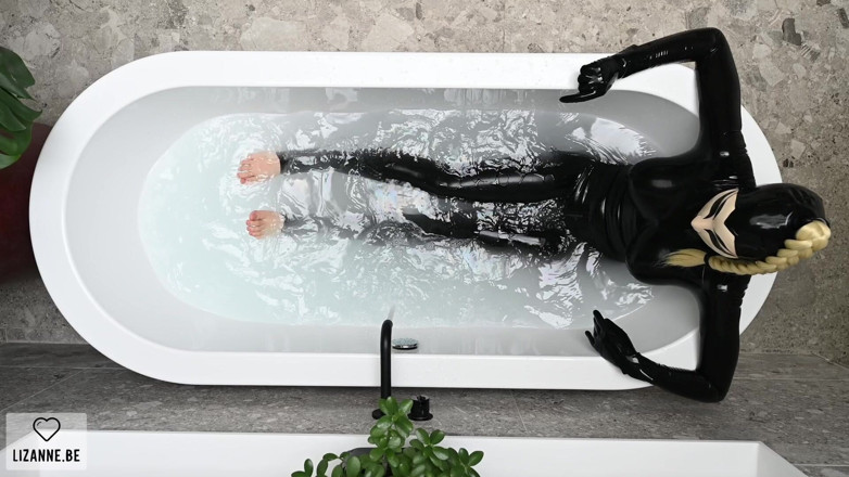 Lizanne: Latexdoll trong bồn tắm