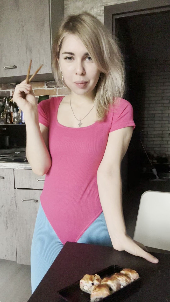 Misty Phoenix: Hanya Makan Sushi dan Bercakap