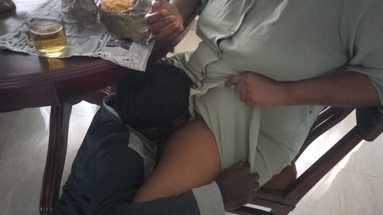 Tamil lesbian: Mesa de jantar chupando buceta quente