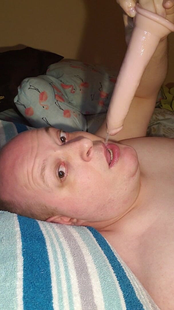 Charlieboy69: Все ще глибоко заглотує величезний ділдо