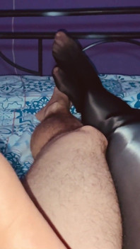 Siyah külotlu çoraplı seksi ayaklar güzel elle muamele