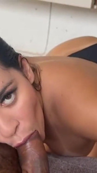 Totale anale ha scopato il culo della bruna senza preservativo, un culo enorme