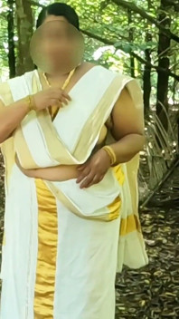 Set tradițional în stil Kerala Mundu, fată care se dezbracă în aer liber expunându-și corpul nud sexy.