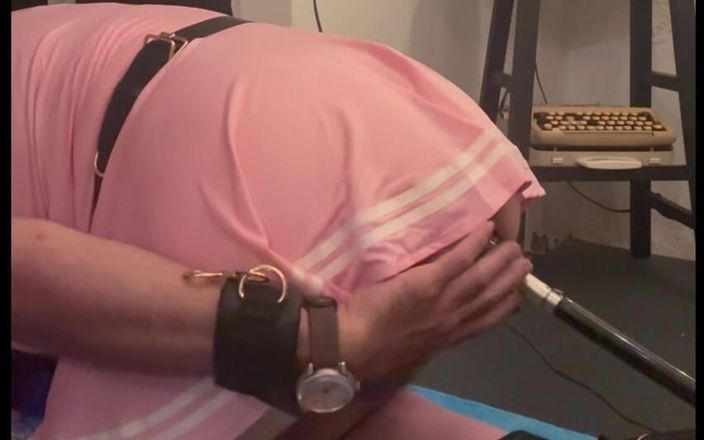 Rateshents: 穿着粉红色和皮衣的娘娘腔疯狂地完全摧毁了性感和大脑