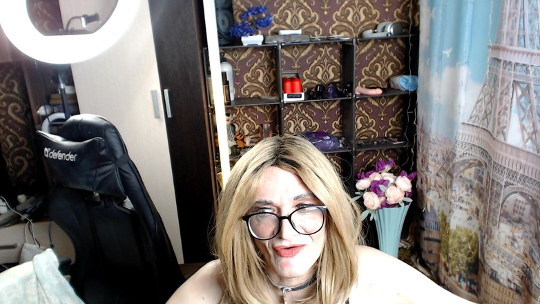 violet_bisex: Transvestita Masturbuje Svůj Malý Penis Bez Erekce.