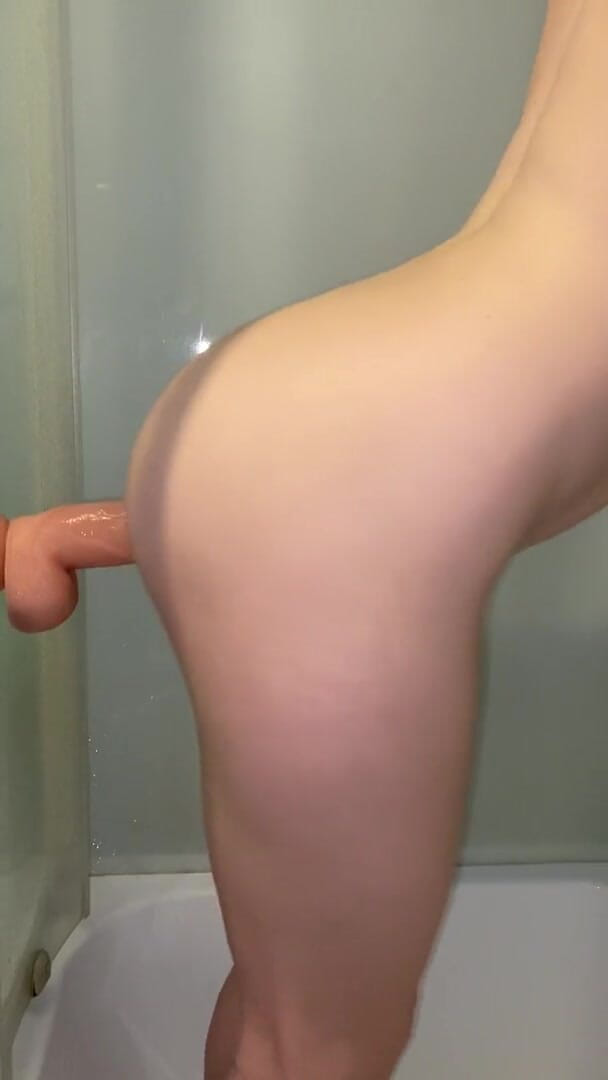 Fox Girl: Un dildo lungo e grosso entra in profondità nella figa...